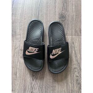 Nike Women's Benassi Just Do It Sandal size 7